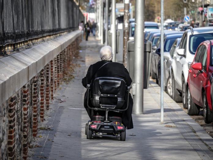 Billede af en person på en el-scooter. 
