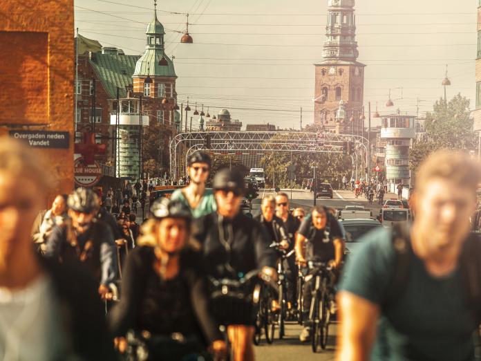Et foto af cyklister i København. 