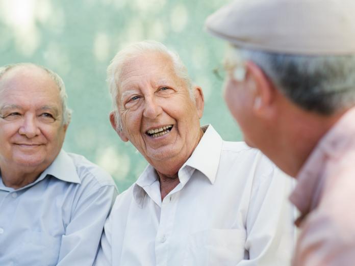 Tre ældre mænd, der snakker sammen.