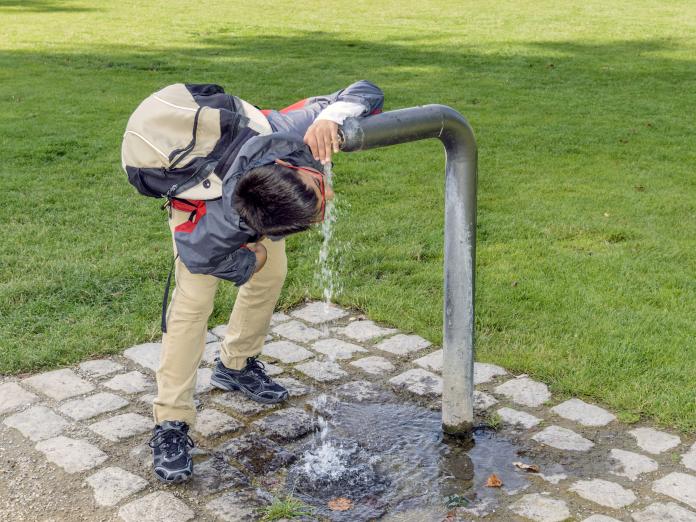 Billede af barn, der bruger en vandpost.